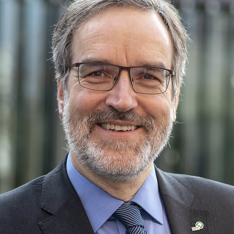 Portrait von Prof. Dr. Stefan  Treue